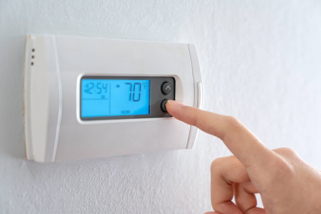 Adjusting a thermostat to an energy-efficient temperature